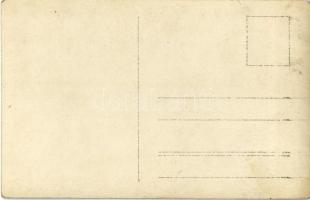 Úszó matrózok egy Helgoland-osztályú gyorscirkáló (SMS Novara?) mellett / WWI Austro-Hungarian Navy ...