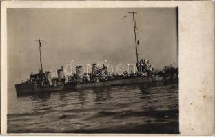 Találatot kapott Helgoland-osztályú gyorscirkáló az otrantói ütközet után / WWI Austro-Hungarian K.u.K. Kriegsmarine, shot Helgoland class light cruiser after the Battle of the Strait of Otranto. photo (fl)