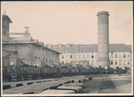 cca 1930-1940 Mozdonyházak szállítása MÁV szerelvényeken, fotó sérüléssel, 14×20 cm