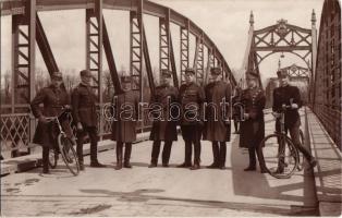 Arad, kerékpáros postások a hídon / post officers with bicycles on the bridge, postmen. Curticean photo