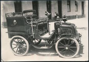 1904 Szám Géza (1866-1948) mechanikus második autója, 2 hengeres, 10 lóerős, modern fotó, hátoldalon feliratozva, 11×16 cm