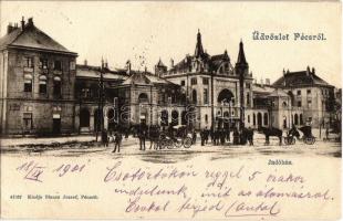 1901 Pécs, Vasútállomás, indóház, hintók, lovaskocsik. Kiadja Blancz József