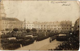 Kromeríz, Kremsier; WWI military parade on the main square, shops of Ruzicka a spol, Jan Cermák a syn, Max Farber, A. Krc, drogerie. photo (Rb)