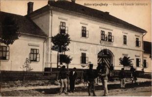1922 Sátoraljaújhely, Honvéd huszár laktanya, az épületen a felirat fordítva (tükrözve) van. Kiadja Gojdics Vilma (EK) + KIRÁLYHÁZA-SÁTORALJAÚJHELY 34. mozgóposta