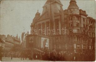 1919 Budapest V. Május 1-jei felvonulás a Deák téren az Anker palotánál a Tanácsköztársaság idejében. photo