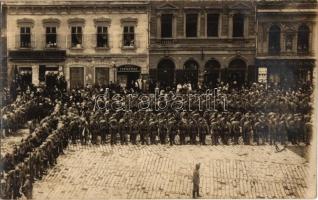 1914 Szombathely, Frontra induló katonák búcsúztatása a Fő téren, Párisi Nagyáruház, Bolla Hermann és G. Nándor üzlete. Haber H. fényképész műterme és saját fotója / Celebration for the WWI Hungarian soldiers departing to the war. photo