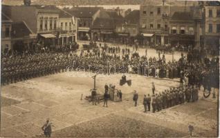 1914 Szombathely, Frontra induló katonák búcsúztatása a Fő téren, Vogl Ernő, Bauer L. Lajos, Deutsch József és Társa, Párisi Nagyáruház, Mayer Jakab, Berlakovits Pál, Bencze Szidónia és Kaiser Lajos üzlete / Celebration for the WWI Hungarian soldiers departing to the war. photo