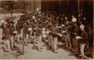 Ebédosztás az Esztergom-Kenyérmezői táborban / WWI Austro-Hungarian K.u.K. military, lunch time at the camp of Esztergom-Kenyérmező. photo