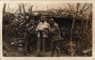 Levél felolvasása a futóárok végén készített, álcázott szálláshely előtt / WWI Austro-Hungarian K.u.K. military, soldiers reading a letter next to the camouflaged accomodation in the trenches. photo (felületi sérülés / surface damage)