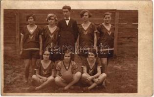 ~1930 Női focicsapat, focisták / Womens football team. photo