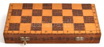 Fa sakktábla, bábukkal, hiánytalan, táblán az egyik zárókapocs hiányzik, 36×36 cm