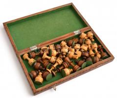 Fa sakktábla, bábukkal, hiánytalan, táblán az egyik zárókapocs hiányzik, 36×36 cm