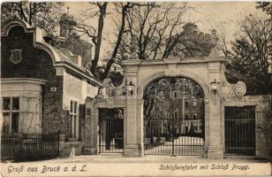 1914 Lajtabruck, Bruck an der Leitha; Schloßeinfahrt mit Schloß Prugg / Prugg (Harrach) kastély bejárati kapuja. Kiadja Alex J. Klein / castle gate (EK)