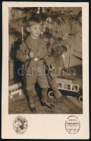 cca 1930-1940 A kis katona karácsonya, kisfiú karácsonyi ajándékokkal, Vajda fotólap, 13,5×8,5 cm