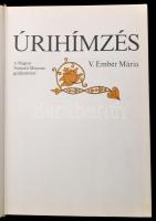 V. Ember Mária: Úrihímzés. Bp.,1981, Akadémiai Kiadó. Kiadói egészvászon-kötés, kiadói kissé szakadt...