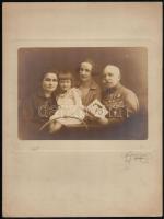 cca 1920 Kitüntetéseket viselő idős katonatiszt családjával, kartonra kasírozott, jelzett műtermi fotó, 14×19,5 cm