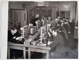 cca 1950-1960 Postai életképek, levéltovábbítás, telefongyakorló központ, 2 db fotó, 30×40 cm