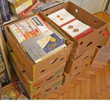 Hat tömött banános ládányi, numizmatikai árverési katalógus tétel, nagyrészt az elmúlt két évtizedbő...