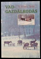 Dr. Kőhalmy Tamás: Vadgazdálkodás. Bp., 1990, Mezőgazdasági. Kiadói papírkötés, jó állapotban.