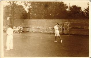 Teniszezők a teniszpályán / tennis players at the tennis court, referee. photo (EK)