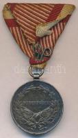 1917. "Károly Ezüst Vitézségi Érem II. osztálya" peremén jelzett Ag kitüntetés mellszalago...