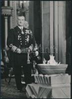 1942 Horthy Miklós (1868-1957) kormányzó, Erdődi Mihály pecséttel jelzett fotója, 17×12 cm