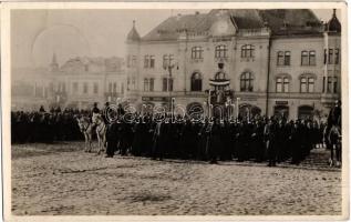 1938 Léva, Levice; bevonulás, hátoldalon visszatért bélyegző és lapra ragasztott textil magyar zászló / entry of the Hungarian troops, textile Hungarian flag glued on the backside + 1938 Léva visszatért So. Stpl.