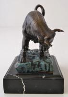 Jelzés nélkül: Bika. Bronz, márvány talapzaton, m:16,5 cm, h:17 cm