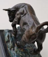 Jelzés nélkül: Bika. Bronz, márvány talapzaton, m:16,5 cm, h:17 cm