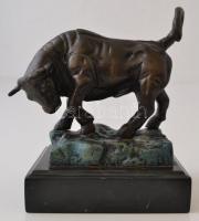 Jelzés nélkül: Bika. Bronz, márvány talapzaton, m:16,5 cm, h:17 cm