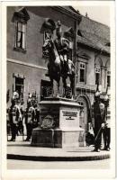 Budapest I. Gróf Hadik András tábornagy, a cs. és kir. 3. számú huszárezred örökös ezred tulajdonosának lovas szobra a Várnegyedben, testőrségi díszőrség