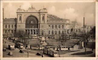 1943 Budapest VII. Keleti pályaudvar, vasútállomás, Baross szobor, villamos Singer varrógép reklámmal, autóbusz, automobil, kerékpáros (fa)