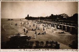 1916 Siófok, strand, fürdőzők, napozók, kabinok, csónakok. photo