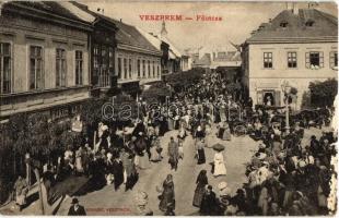 1910 Veszprém, Fő utca, Bakos Kálmán üzlete, tömeg, piac. Kiadja Krausz (kis szakadások / small tears)