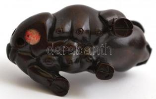 Japán necuke: Ébenfa malac, disznó. Jelzett / Netsuke eben wood pig. Signed 4 cm