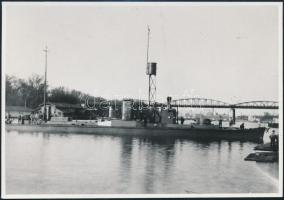 1916 A Dunai Flottila m őrnaszádjának vízre bocsátása a hajógyári öbölben, a géppuska tornya még hiányzik, az 1980-as években eredeti negatívról előhívott fotó, 11×15,5 cm