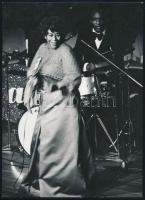 Ella Fitzgerald amerikai jazzénekesnő koncerten, fotó, 17,5×13 cm