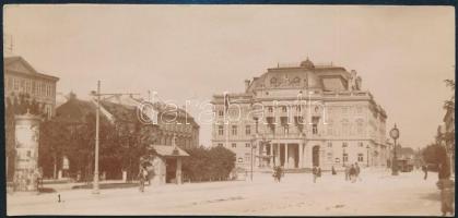 cca 1890 Pozsony, utcakép a színház előtti térről, hirdetőoszloppal, 6,5×14,5 cm