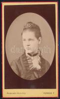 cca 1875 Fiatal lány műtermi portréja Veress Ferenc (1832-1916) kolozsvári műterméből, dombornyomott porcelánkép utánzatú fénykép, hátoldalon a műterem képével, 10,5×6 cm