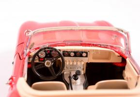 Burago Jaguar "E" Cabriolet játékautó, nyitható ajtókkal, eredeti dobozában, jó állapotban...