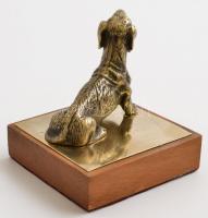Figyelő tacskó, kis fém szobor, fa-réz talapzaton, m: 7,5 cm
