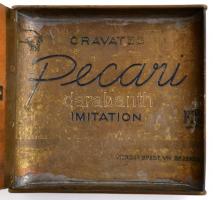 Díszesen faragott fa tetejű régi cigaretta tárca, fém testtel, 8x8,5x2 cm