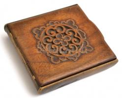 Díszesen faragott fa tetejű régi cigaretta tárca, fém testtel, 8x8,5x2 cm