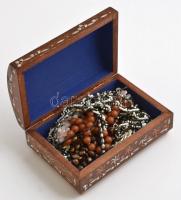 10 db régi bizsu nyaklánc, 38 cm és 107 cm közötti méretben. Fémberakásos fa dobozban, 11x16x7 cm