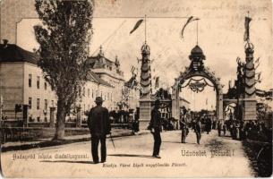 1906 Pécs, Hadapród iskola a Diadalkapuval. Isten hozott felirat és magyar címer (EK)