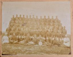 cca 1910 Katonai csoportkép, szakácsokkal, dobossal, fotó kartonon, a kartonon folttal, 20x26 cm