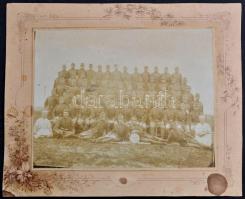 cca 1910 Katonai csoportkép, szakácsokkal, dobossal, fotó kartonon, a kartonon folttal, 20x26 cm