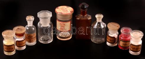 Régi gyógyszeres üvegek, 10 db, 5 db üvegben tartalommal, apró csorbákkal, m: 14 cm és 7 cm közötti méretben