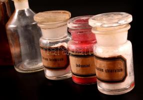 Régi gyógyszeres üvegek, 10 db, 5 db üvegben tartalommal, apró csorbákkal, m: 14 cm és 7 cm közötti ...