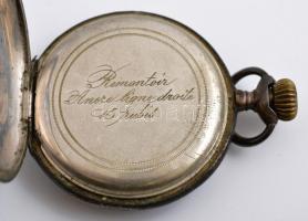 Lovas jelenetekkel díszített niellós duplafedeles ezüst zsebóra, működő szerekezettel, sérült porcel...